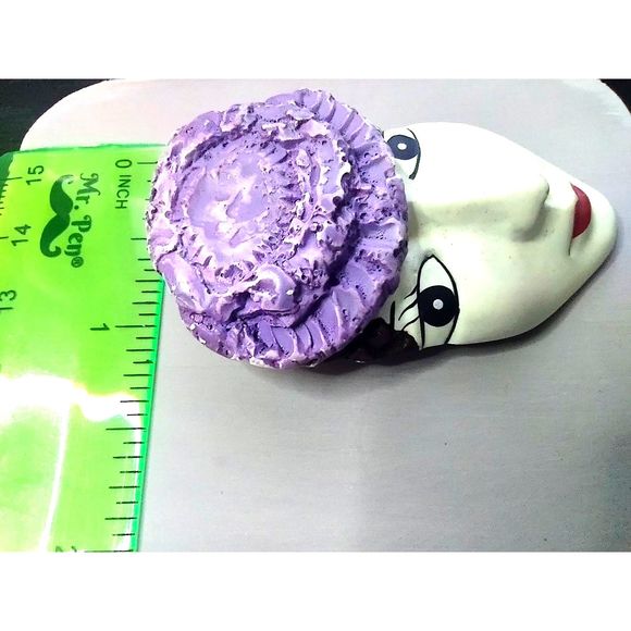 80's Vintage Victorian Lady Face with Purple Hat Brooch Pin - Picture 4 of 4